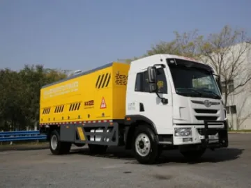 Road Maintenance Truck with Asphalt Heater